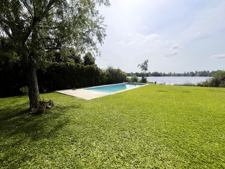 Venta de casa a la laguna en Santa Catalina